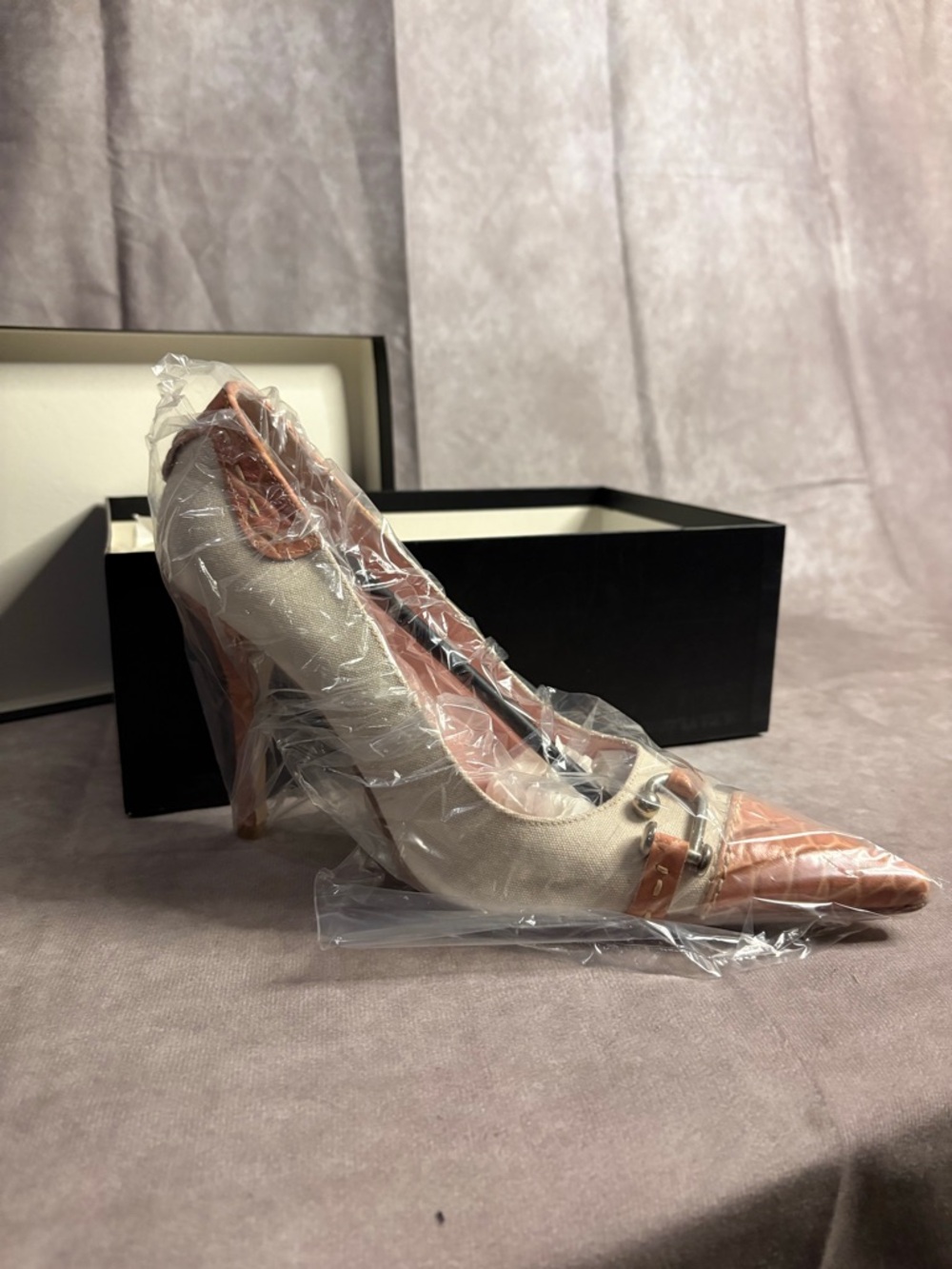 BCBG Max Azria Thais Heels Size 8 Pointed Toe Leather Canvas